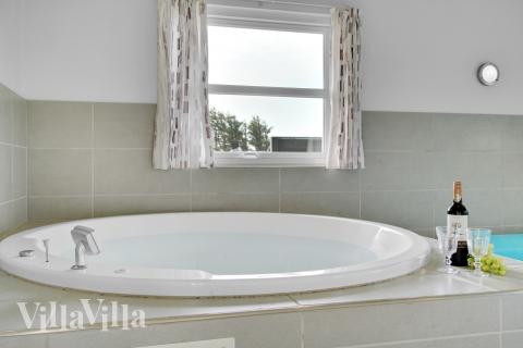 Nyt varmen i boblebadet i luksushus nr. 194 i Nordjylland