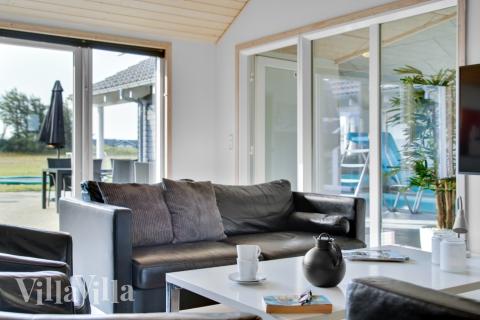 Sofaen i luksushus nr. 194 i Nordjylland er perfekt for å hygge seg med et brettspill eller se en film sammen.