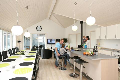 Det er plass til 20 personer i det store lyse oppholdsrommet i luksushus nr. 195.