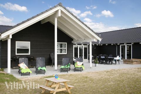 Luksushus nr. 195 har en deilig terrasse med gode hagemøbler til 20 personer.