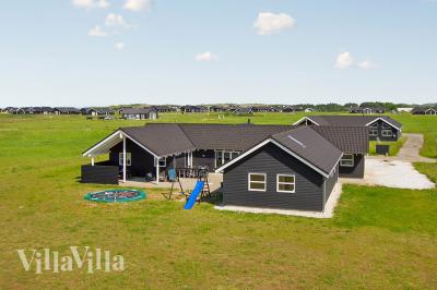 Dette store luksussommerhuset ligger i vakre naturomgivelser på en stor sanddyne i Nr. Lyngby, kun 800 m fra Nordsjøen\r\n