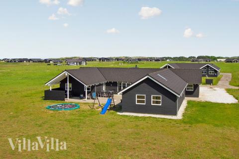 Dette store luksussommerhuset ligger i vakre naturomgivelser på en stor sanddyne i Nr. Lyngby, kun 800 m fra Nordsjøen\r\n