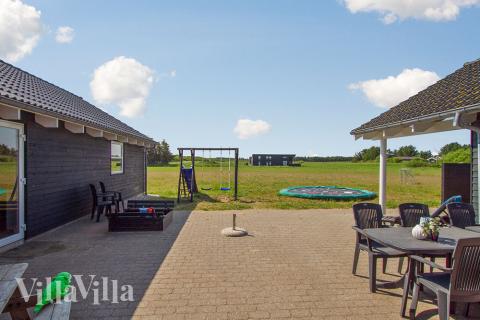 På terrassen i feriehus nr. 195 er det plass til 20 personer.