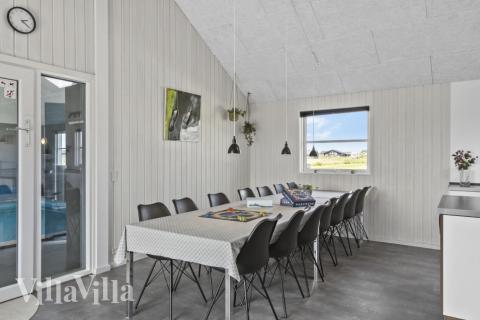 Det er plass til 16 personer i det store lyse oppholdsrommet i luksushus nr. 193.