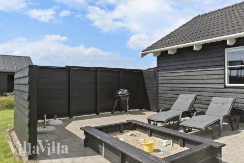 Nyt en grillkveld på terrassen i luksushus nr. 193 i Nordjylland