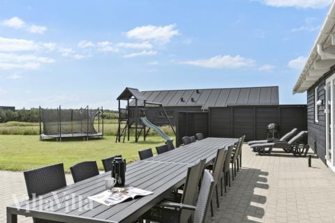 Luksushus nr. 193 har en deilig terrasse med gode hagemøbler til 16 personer.