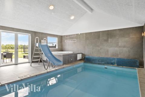 Feriehus 193 har et flott basseng med sklie, et stort innebygd boblebad og en badstue