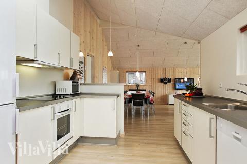 Kjøkkenet i luksushus nr. 270 er fullt utstyrt så dere lett kan lage mat til 14 personer.