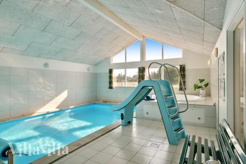 Det flotte bassenget i luksushus nr. 304 til 18 personer