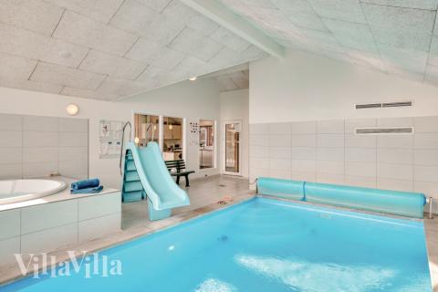 Feriehus 304 har et flott basseng med sklie, et stort innebygd boblebad og en badstue