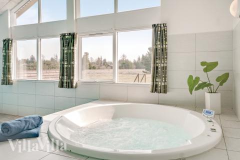 Nyt varmen i boblebadet i luksushus nr. 304 i Nordjylland