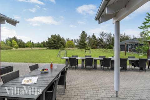 Luksushus nr. 304 har en deilig terrasse med gode hagemøbler til 18 personer.