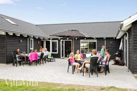 Luksushus nr. 231 har en deilig terrasse med gode hagemøbler til 20 personer.