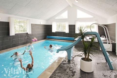 Feriehus 231 har et flott basseng med sklie, et stort innebygd boblebad og en badstue