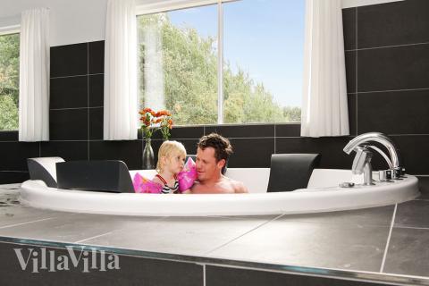 Nyt varmen i boblebadet i luksushus nr. 231 i Sydjylland