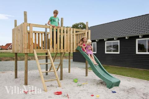 I det attraktive feriehuset nr. 231 i Sydjylland finnes det mengder av utendørsaktiviteter, som leketårn og huskestativ.