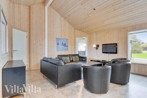 Sofaen i luksushus nr. 231 i Sydjylland er perfekt for å hygge seg med et brettspill eller se en film sammen.