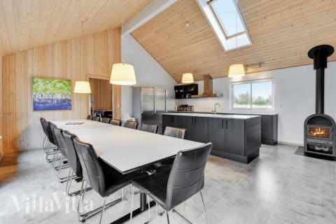 Det er plass til 20 personer i det store lyse oppholdsrommet i luksushus nr. 231.