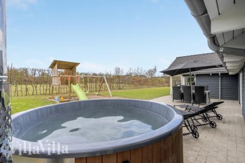 I tillegg til alle aktivitetsmulighetene i husets bassengavdeling, tilbyr også luksushus nr. 264 mengder av utendørsaktiviteter