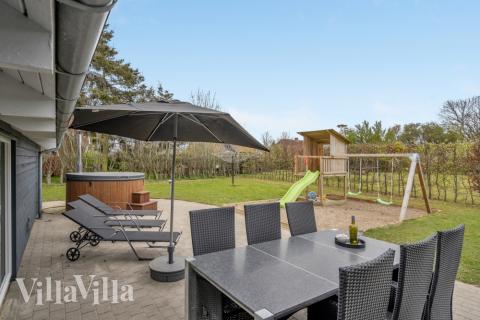 Luksushus nr. 264 har en deilig terrasse med gode hagemøbler til 14 personer.