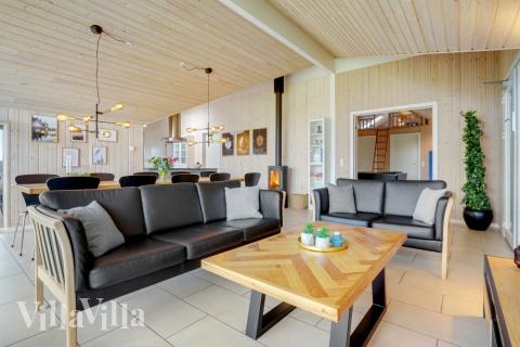 Sofaen i luksushus nr. 264 i Sydjylland er perfekt for å hygge seg med et brettspill eller se en film sammen.