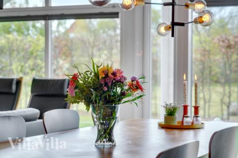 Det er plass til 14 personer i det store lyse oppholdsrommet i luksushus nr. 264.