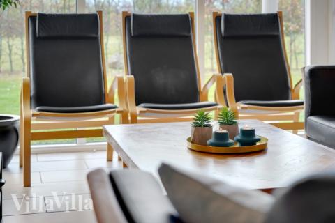 Det er god plass til hygge i feriehusets sofagruppe under oppholdet i luksushus nr. 264