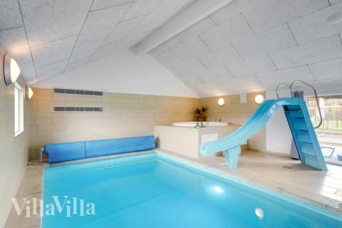 Feriehus 264 har et flott basseng med sklie, et stort innebygd boblebad og en badstue