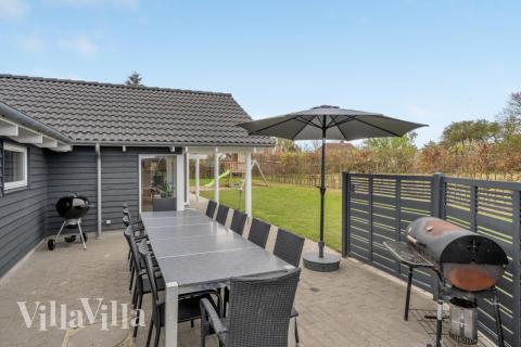 På terrassen i feriehus nr. 264 er det plass til 14 personer.