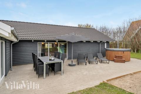 Nyt en grillkveld på terrassen i luksushus nr. 264 i Sydjylland