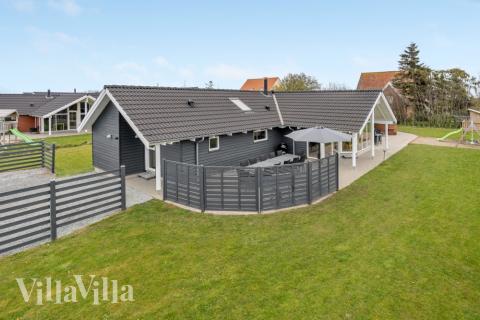 Dette lekre huset med svømmebasseng, nr. 264, med plass til 14 personer, ligger i Sydjylland