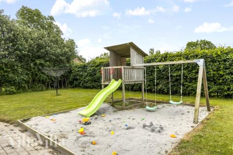 I det attraktive feriehuset nr. 264 i Sydjylland finnes det mengder av utendørsaktiviteter, som leketårn og huskestativ.