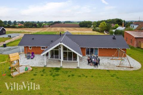 Dette flotte luksusferiehuset til 14 personer ligger på naturtomt like ved stranden på den hyggelige halvøya Kegnæs på Als\r\n