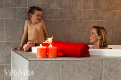 Nyt varmen i boblebadet i luksushus nr. 245 i Sydjylland