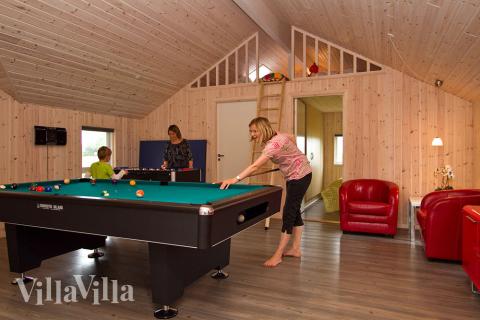 I tillegg til alle aktivitetsmulighetene i husets bassengavdeling, kan du også spille biljard, bordtennis og dart i luksushus nr. 245