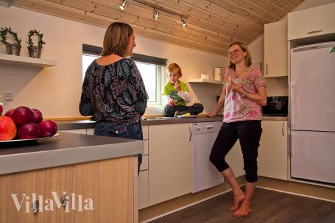 Kjøkkenet i luksushus nr. 245 er fullt utstyrt så dere lett kan lage mat til 14 personer.