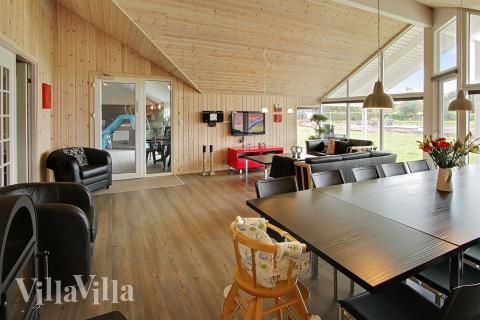 Det er plass til 14 personer i det store lyse oppholdsrommet i luksushus nr. 245.