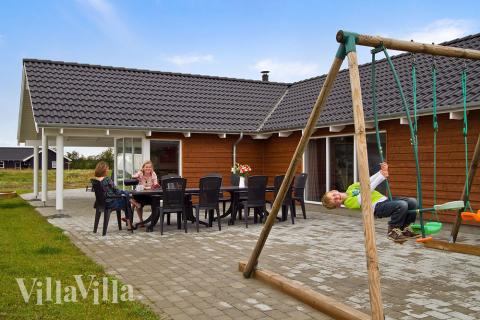 Luksushus nr. 245 har en deilig terrasse med gode hagemøbler til 14 personer.