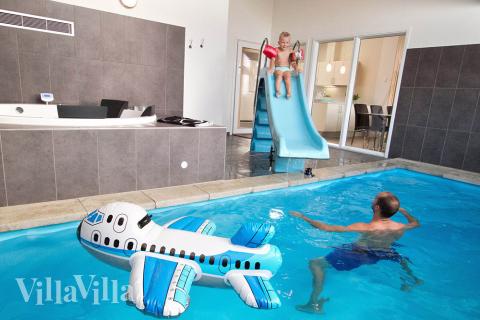 Feriehus 265 har et flott basseng med sklie, et stort innebygd boblebad og en badstue