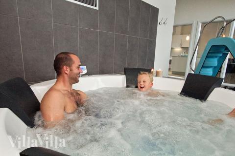 Nyt varmen i boblebadet i luksushus nr. 265 i Sydjylland