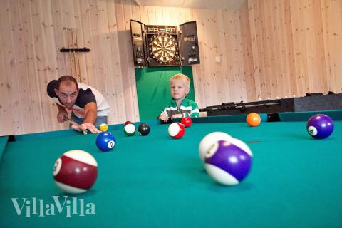 Luksushus nr. 265 til 14 personer tilbyr et stort aktivitetsrom med bl.a. biljard og dart