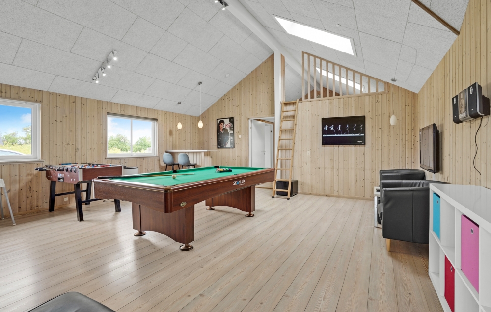 I tillegg til alle aktivitetsmulighetene i husets bassengavdeling, kan du også spille biljard, bordtennis og dart i luksushus nr. 271