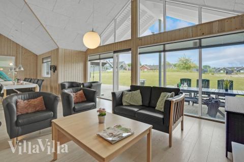 Sofaen i luksushus nr. 271 i Sydjylland er perfekt for å hygge seg med et brettspill eller se en film sammen.