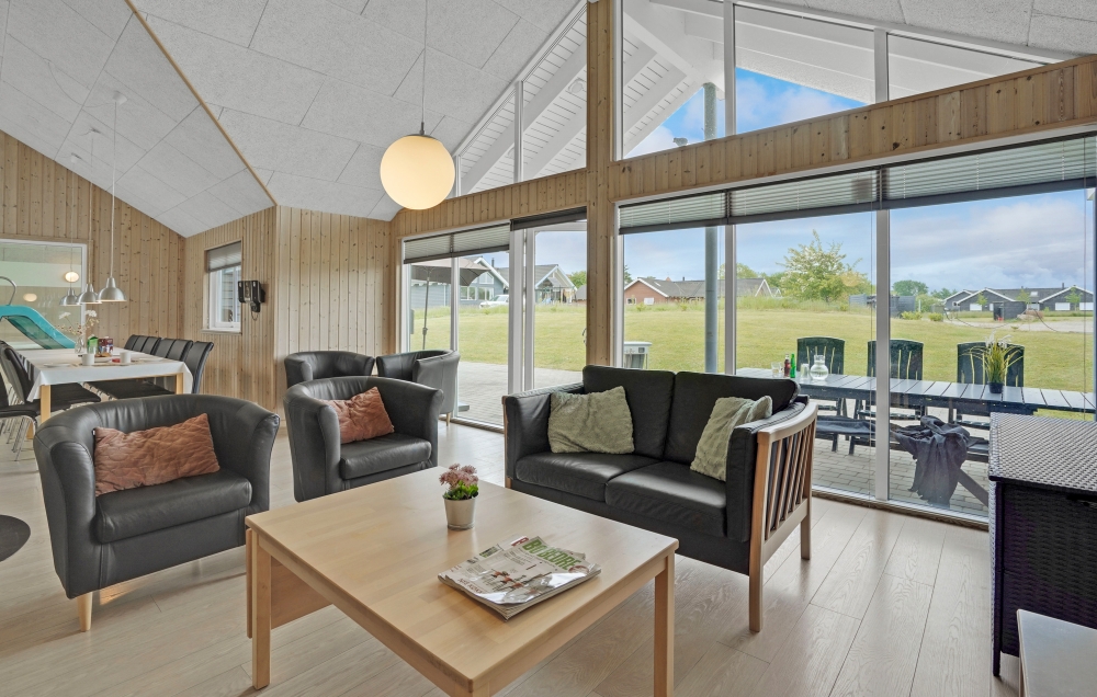 Sofaen i luksushus nr. 271 i Sydjylland er perfekt for å hygge seg med et brettspill eller se en film sammen.