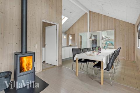 Det er plass til 14 personer i det store lyse oppholdsrommet i luksushus nr. 271.