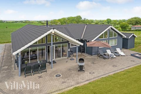 Dette lekre huset med svømmebasseng, nr. 271, med plass til 14 personer, ligger i Sydjylland
