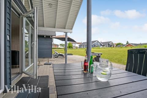 Nyt en grillkveld på terrassen i luksushus nr. 271 i Sydjylland