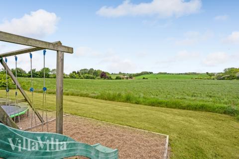 I det attraktive feriehuset nr. 271 i Sydjylland finnes det mengder av utendørsaktiviteter, som leketårn og huskestativ.