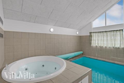 Nyt varmen i boblebadet i luksushus nr. 271 i Sydjylland