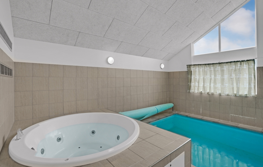 Nyt varmen i boblebadet i luksushus nr. 271 i Sydjylland